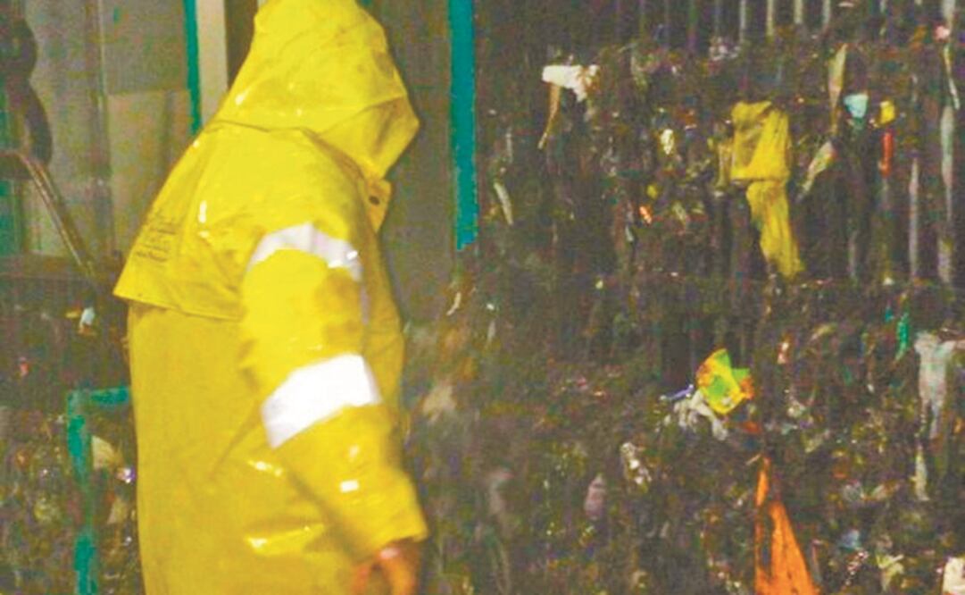 La Secretaría de Gestión Integral de Riesgos y Protección Civil y Sacmex limpiaron las rejillas para abatir los niveles de agua. (ESPECIAL)