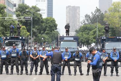 Cerco detiene a manifestantes frente a Bellas Artes