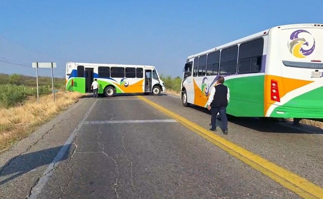 Un autobús de la línea de Autotransportes Istmeños fue retenido por los manifestantes y atravesado en medio de la carretera Transístmica. Foto: Especial