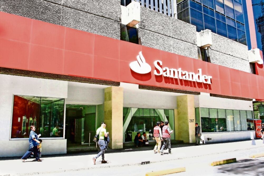 Santander es el banco que más quejas de usuarios recibió el año pasado, con 4 mil 788 casos; le sigue BBVA, con 3 mil 897 (ARCHIVO EL UNIVERSAL)