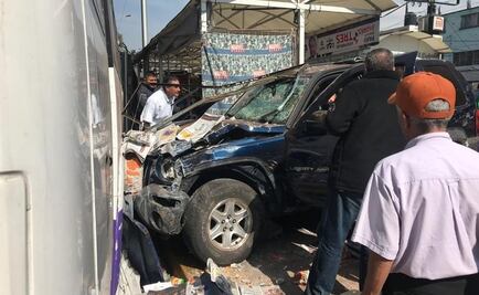 Camioneta rompe acceso norte del Metro Potrero