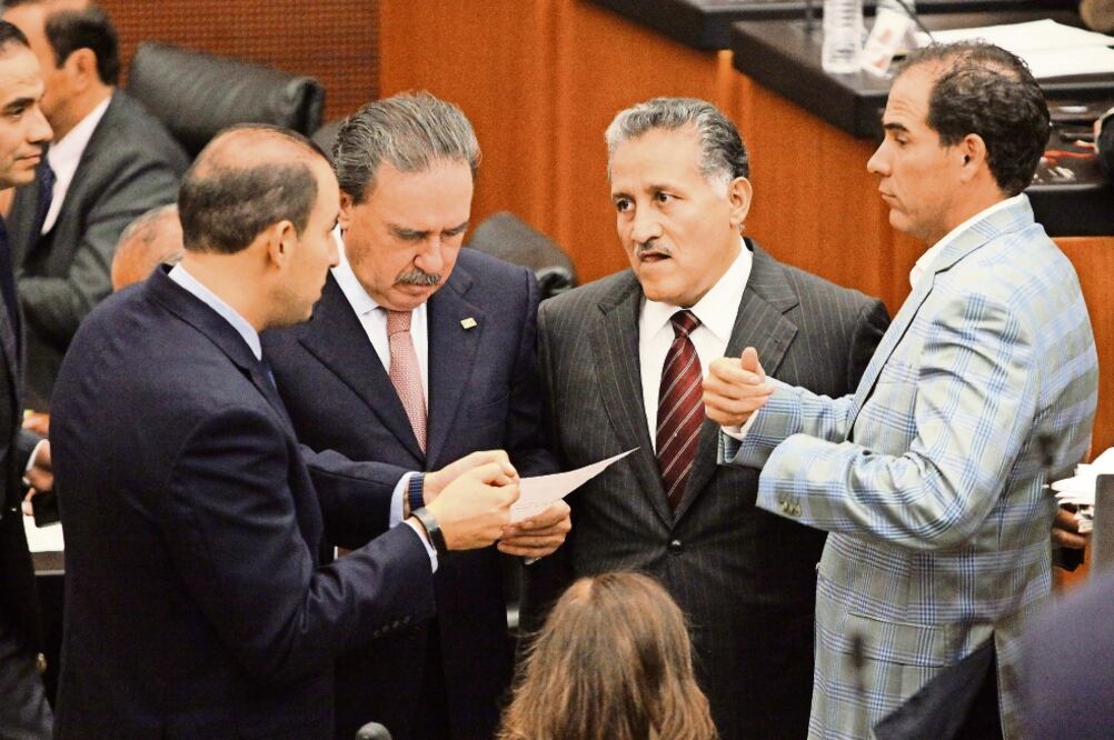 El senador del PVEM, Pablo Escudero (primero de der. a izq.), declaró que las comisiones sesionarán para sacar los temas que corresponden a cada Cámara (LUCÍA GODÍNEZ. EL UNIVERSAL)