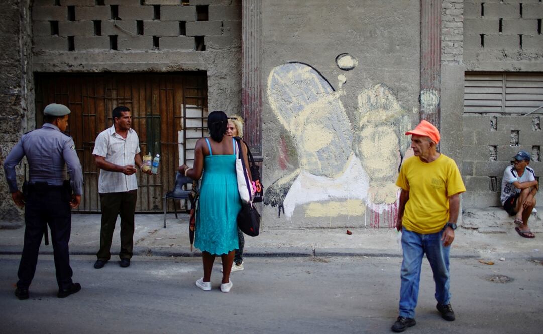 Funcionarios cubanos borraron la imagen del artista Fabián López, cuyo alias es 2+2=5. 