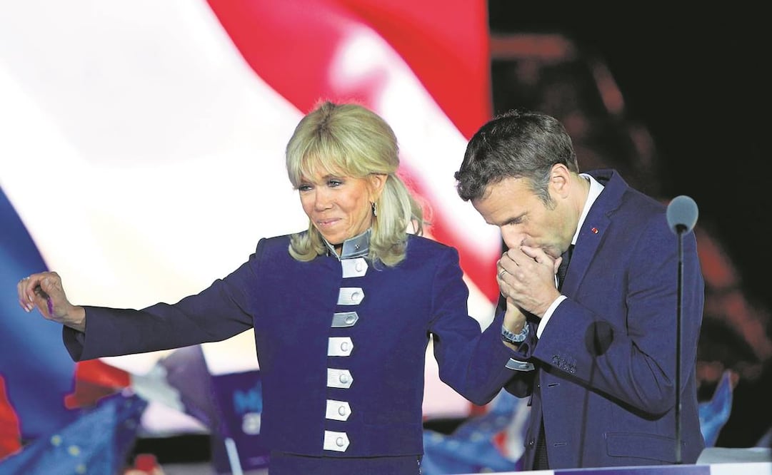 Macron con su esposa Brigitte, el domingo. Foto: Yoan Valat/EFE