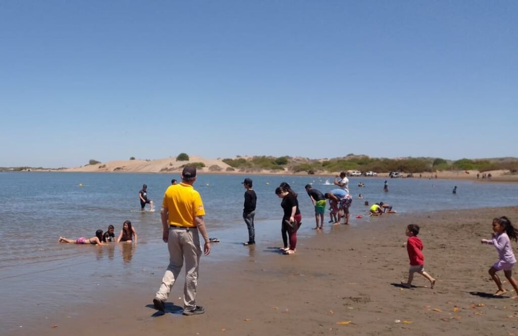 Familias aprovecharon las vacaciones de Semana Santa para disfrutar de las playas de Sinaloa FOTO: Protección Civil estatal