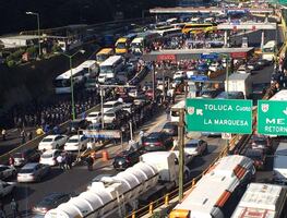 Suman casi 7 horas de bloqueo en carretera México-Toluca en protesta por la desaparición de personas