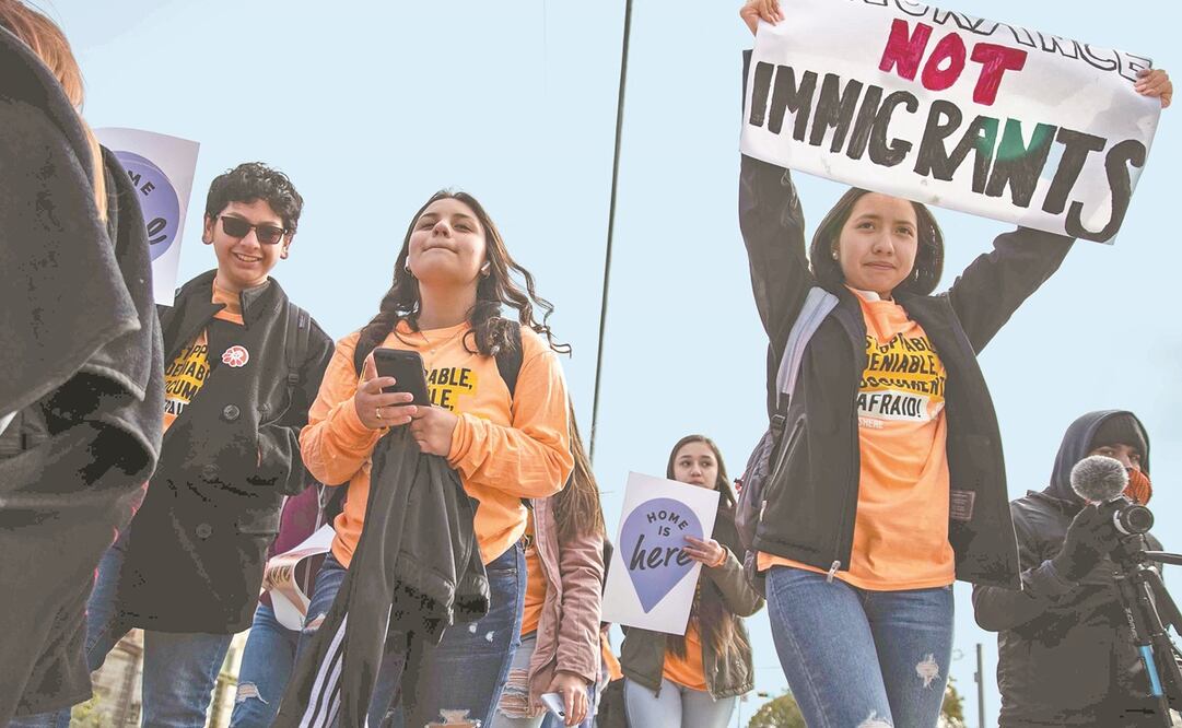 Manifestación de jóvenes migrantes, en 2019, cuando la Corte Suprema abordó el programa DACA. Foto: Lola Gómez. AP