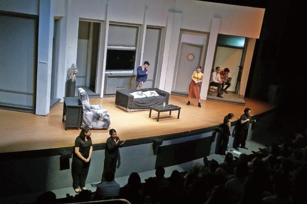 El público, compuesto en su mayoría por sordos, por primera vez disfrutó de esta puesta en escena (SUGHEY BAÑOS. EL UNIVERSAL)