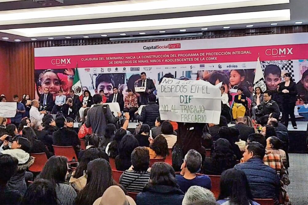 Un grupo de ex trabajadores del DIF sacaron pancartas y lanzaron consignas en contra de su destitución, hecho que interrumpió el discurso que daría el jefe de Gobierno, José Ramón Amieva, en la Comisión de Derechos Humanos local (SANDRA HERNÁNDEZ)