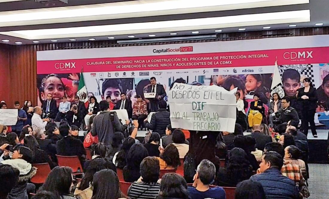 Un grupo de ex trabajadores del DIF sacaron pancartas y lanzaron consignas en contra de su destitución, hecho que interrumpió el discurso que daría el jefe de Gobierno, José Ramón Amieva, en la Comisión de Derechos Humanos local (SANDRA HERNÁNDEZ)