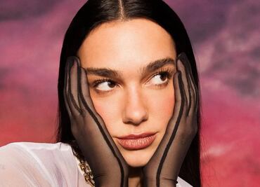 Dua Lipa encanta con vestido negro semitransparente y joyas extravagantes