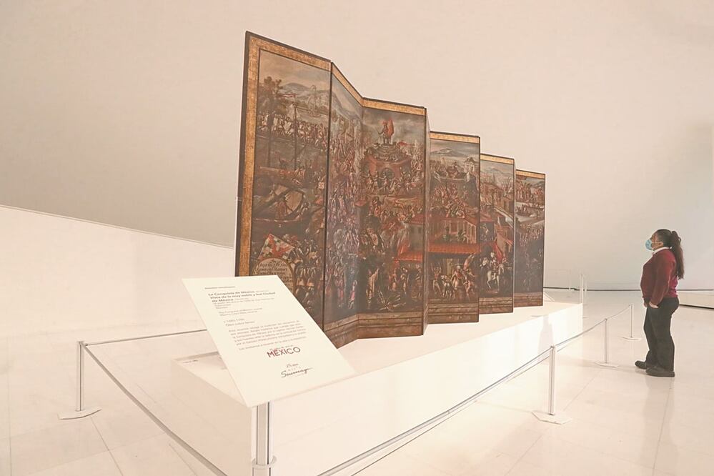 Una mujer solitaria observa una de las obras expuestas en el recinto que ayer reanudó sus actividades. Foto: FOTOS: ADRIANA HERNÁNDEZ. EL UNIVERSAL