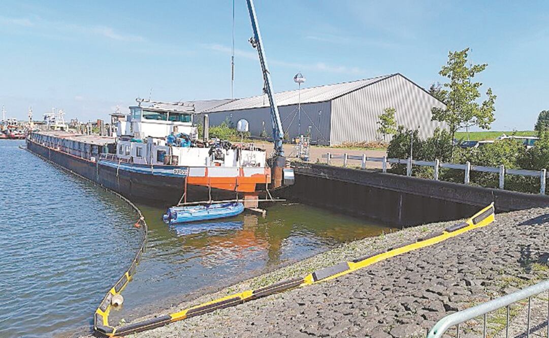 En el narcobarco fueron confiscados 300 litros de aceite de metanfetaminas, alrededor de 10 mil litros de desechos de drogas y precursores químicos. CORTESÍA POLICÍA DE HOLANDA