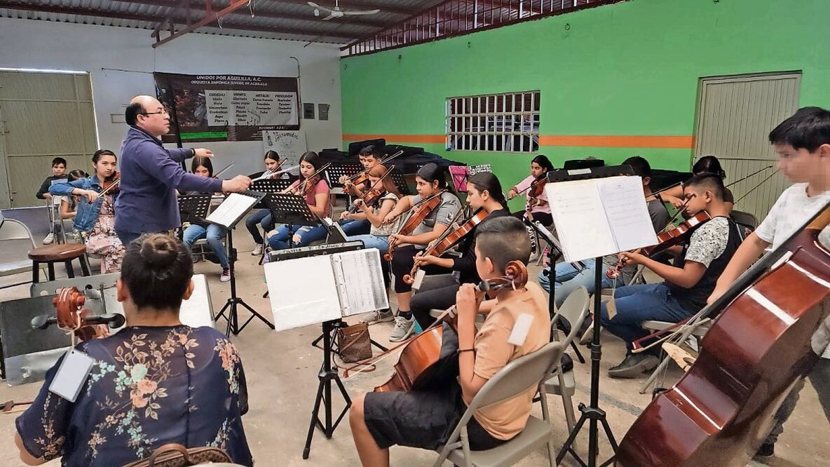 La Orquesta de Aguililla necesita aumentar su familia de instrumentos; sólo tienen de cuerdas. Foto: Facebook Orquesta Sinfónica Infantil y Juvenil de Aguililla