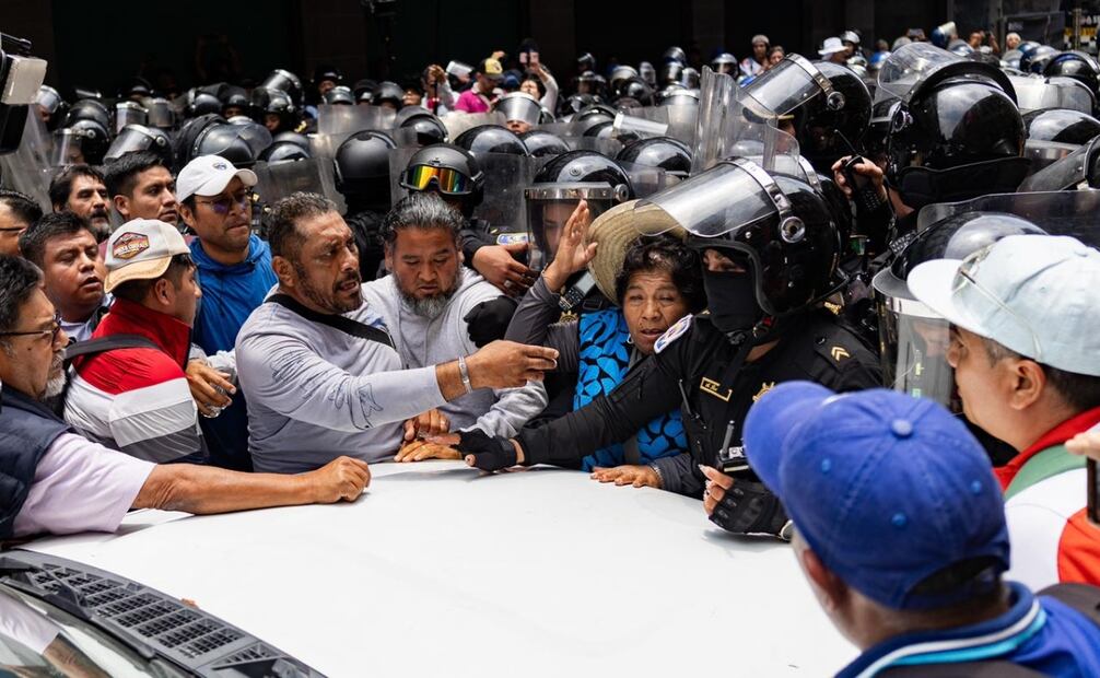 Enfrentamiento de integrantes de la CNTE con elementos de la policía capitalina. Foto: Hugo Salvador / EL UNIVERSAL