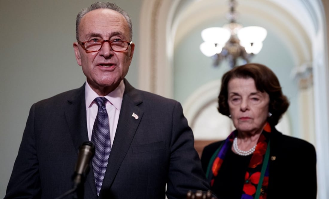 El senador demócrata Chuck Schumer, ofrece una rueda de prensa junto a la líder demócrata de la Comisión de Asuntos Judiciales del Senado, Dianne Feinstein (Foto: EFE)