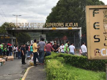 Balean a maestra frente a la FES Acatlán