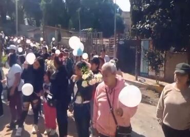 Entre globos y flores sepultan al niño Fernando, quien fuera retenido por una deuda de mil pesos