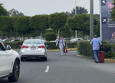 Salir del AICM, una pesadilla: usuarios se quejan de altos cobros de taxis y la prohibición para pedir autos por aplicación