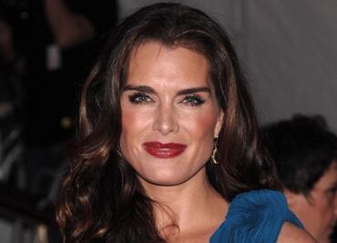 Brooke Shields impone tendencia con hermoso traje de Carolina Herrera