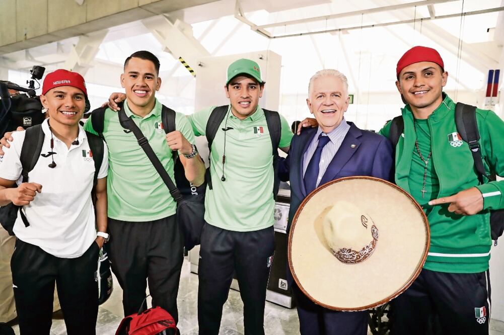 La selección mexicana de boxeo con el presidente del COM, Carlos Padilla Becerra, en el aeropuerto capitalino (IVÁN STEPHENS. EL UNIVERSAL)