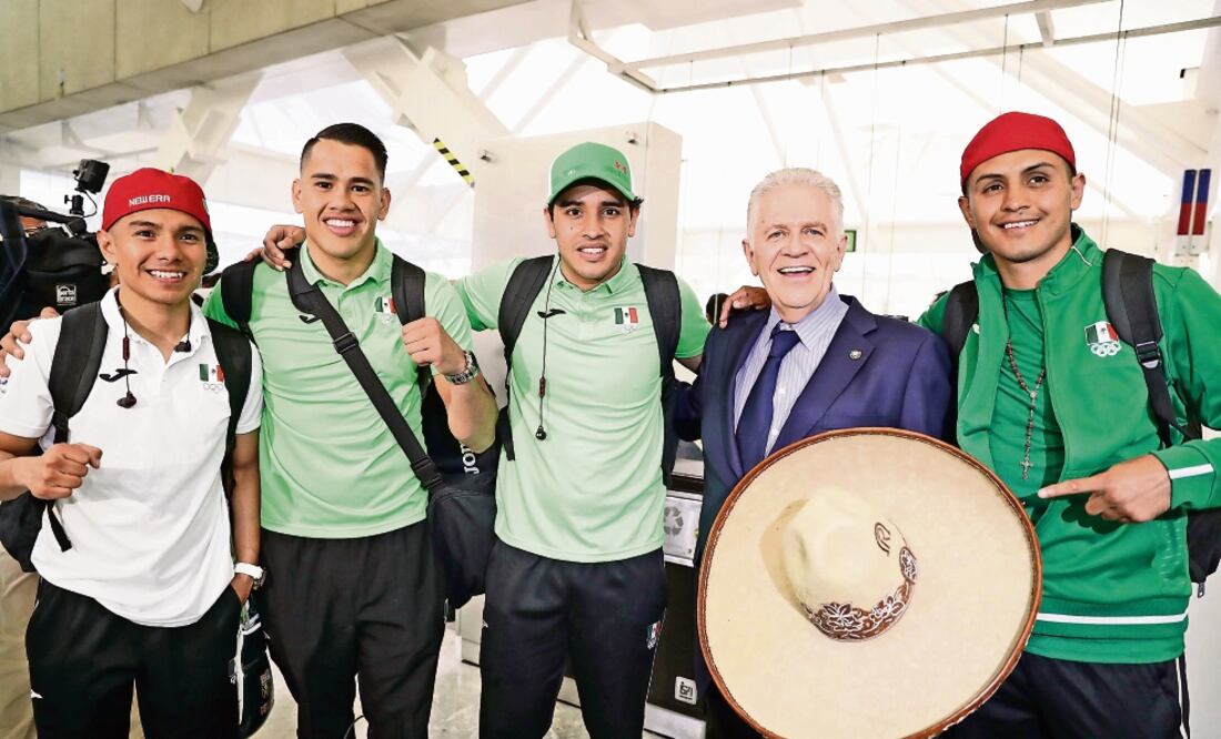 La selección mexicana de boxeo con el presidente del COM, Carlos Padilla Becerra, en el aeropuerto capitalino (IVÁN STEPHENS. EL UNIVERSAL)