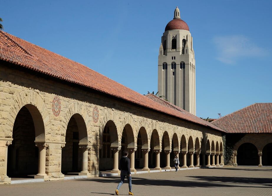 Personas caminan por el campus de la Universidad de Stanford debajo de la Torre Hoover, el 14 de marzo de 2019, en Stanford, California. Foto: AP