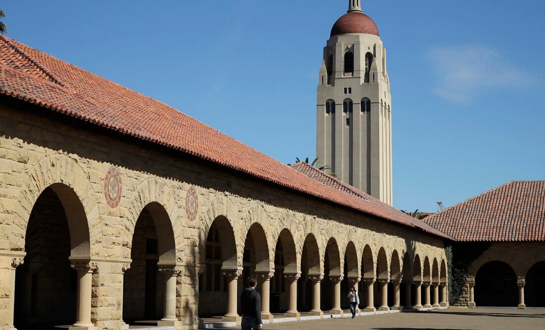 Personas caminan por el campus de la Universidad de Stanford debajo de la Torre Hoover, el 14 de marzo de 2019, en Stanford, California. Foto: AP