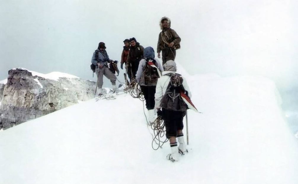 Llegada a la cima del Monte Victoria. Minutos antes de comenzar con su ascenso, Ofelia Fernández escribió en su diario “que nuestras madrecitas nos tengan en todo momento presentes”.  Foto: ESPECIAL/Cortesía Enrique Chávez Poupard.