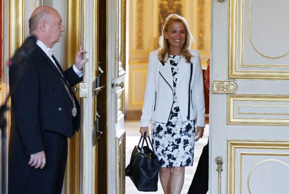 La embajadora estadounidense en Francia, Jane D. Hartley, sale de la oficina del ministro francés de Relaciones Exteriores, Laurent Fabius, ayer en París   Foto: Reuters
