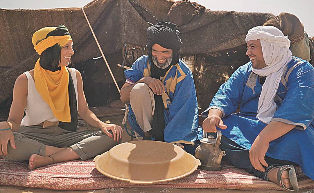 Verónica Zumalacárregui grabó con nómadas en el desierto de Merzouga, en Marruecos, donde el cocinero tuvo que elaborar su platillo en la arena. Foto: El Gourment