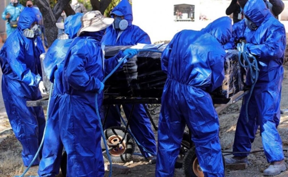 Por altos costos en entierros, ciudad en Bolivia ofrece ataúdes de cartón para muertos por Covid-19