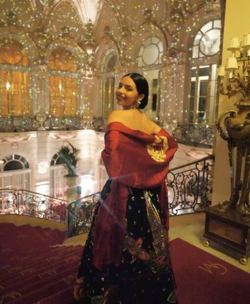 Ángela Aguilar lució vestido de talavera al conocer a la reina Sofía