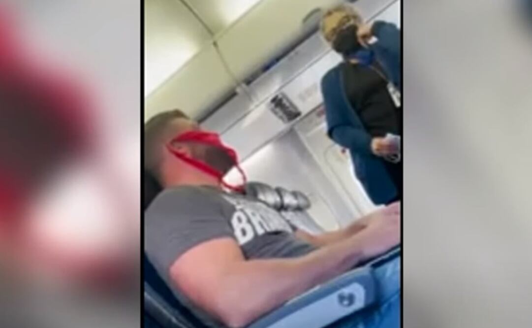 "Estaba tratando de ilustrar este absurdo. Llevar una prenda íntima de mujer en la cara me pareció perfecto", declaró el hombre. Foto: Captura de pantalla