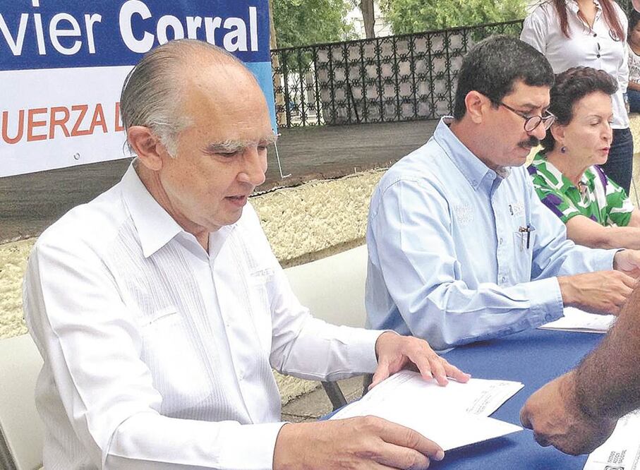 El ex gobernador de Nuevo León, Fernando Canales Clariond, acompañó ayer al precandidato a la dirigencia del PAN, Javier Corral, a recopilar firmas. Foto: DAVID CARRIZALES. EL UNIVERSAL