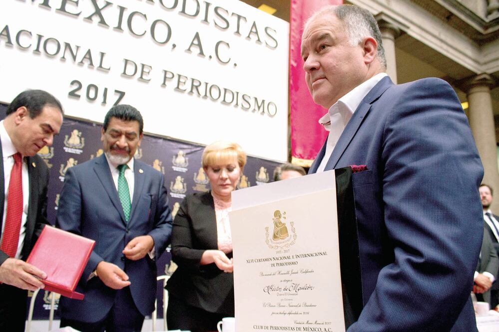 El columnista de esta casa editorial, Héctor de Mauleón, afirmó al recibir su presea que “el periodismo no es el mejor oficio del mundo... Se ha convertido en el más peligroso del mundo, por lo menos aquí en México” (JENIFER NAVA. EL UNIVERSAL)