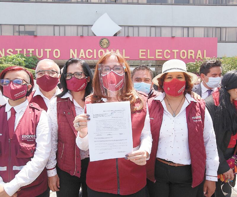 Yeidckol Polevnsky, secretaria general de Morena, fue la que acudió con más simpatizantes a registrarse para la elección del partido. GERMÁN ESPINOSA. EL UNIVERSAL