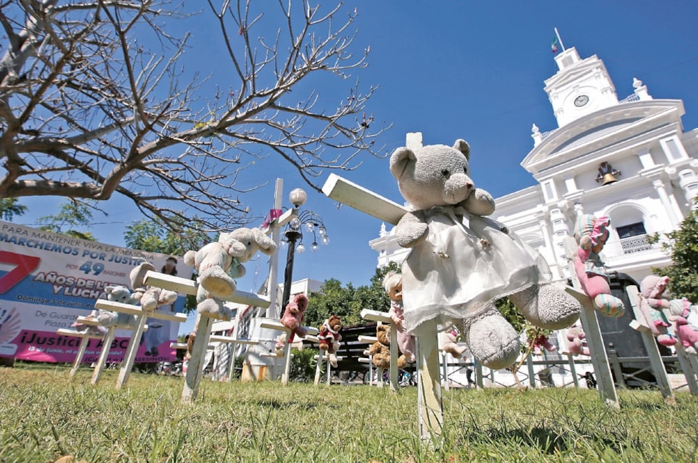 A siete años de la tragedia, las víctimas del siniestro son recordadas con un memorial de cruces y osos de peluche frente al palacio de gobierno de Hermosillo. Los padres preparan una demanda ante la CIDH para exigir justicia (LUIS CORTÉS)