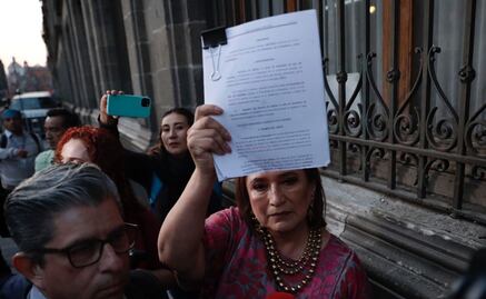 Xóchitl Gálvez llega en bicicleta a Palacio Nacional para entrar a la mañanera de AMLO