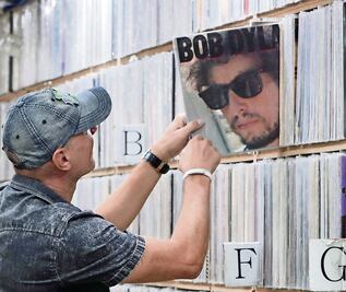 Nobel a Bob Dylan divide opiniones en todo el mundo