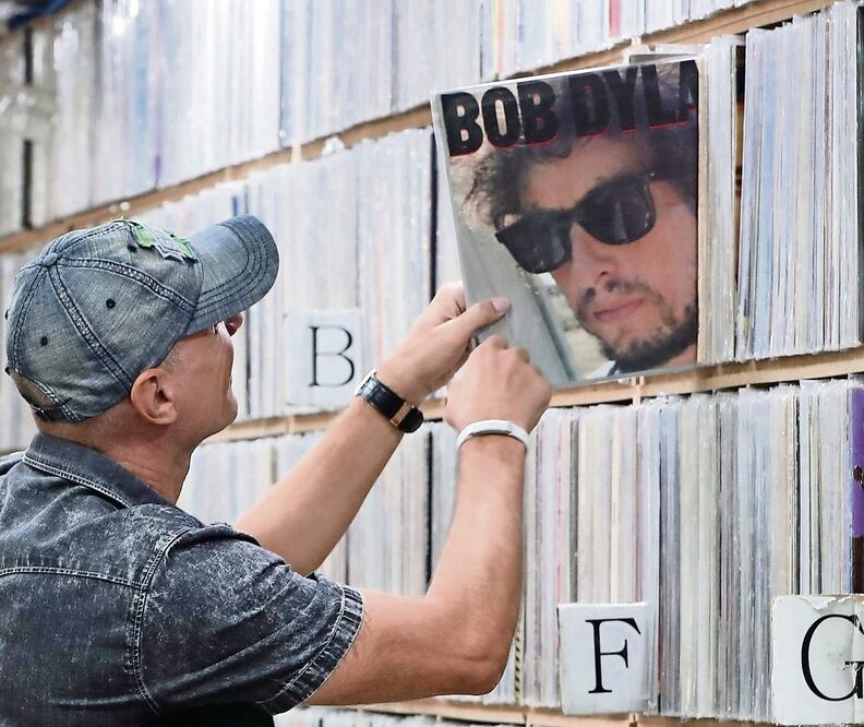 Ayer, tiendas de música de todo el mundo recibieron visitantes que buscaban los materiales del Nobel Bob Dylan (EFE)