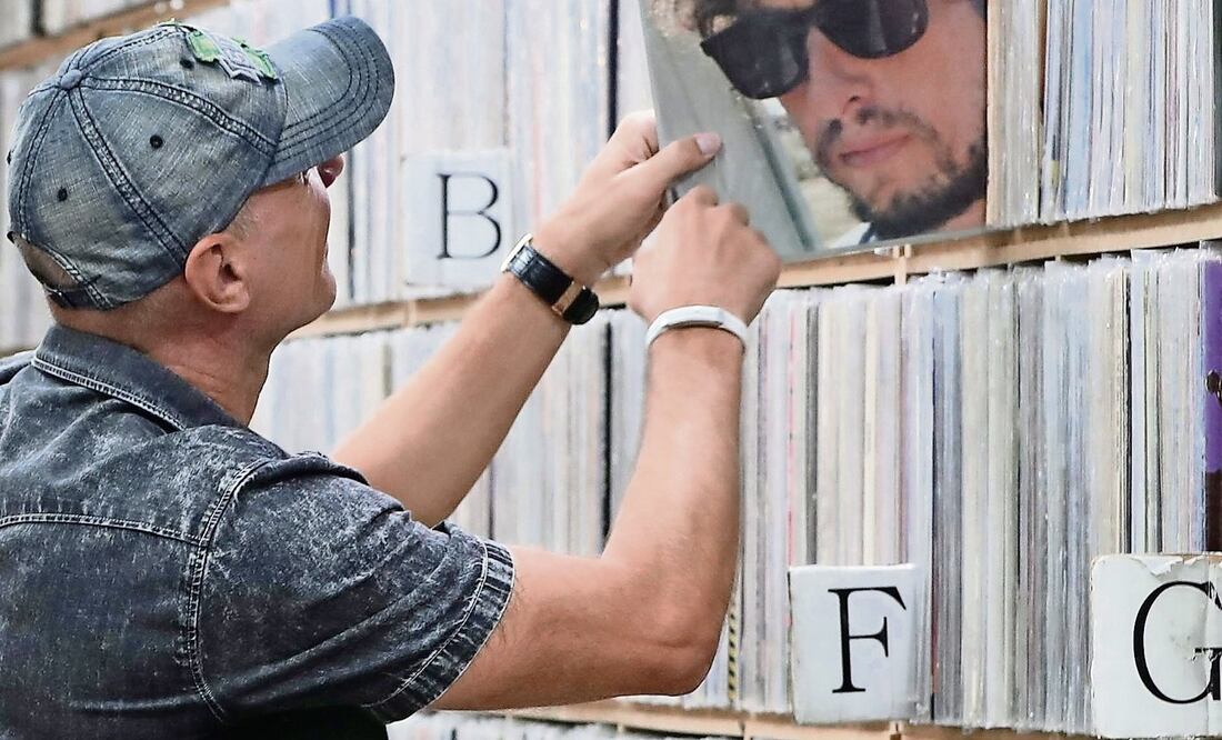 Ayer, tiendas de música de todo el mundo recibieron visitantes que buscaban los materiales del Nobel Bob Dylan (EFE)