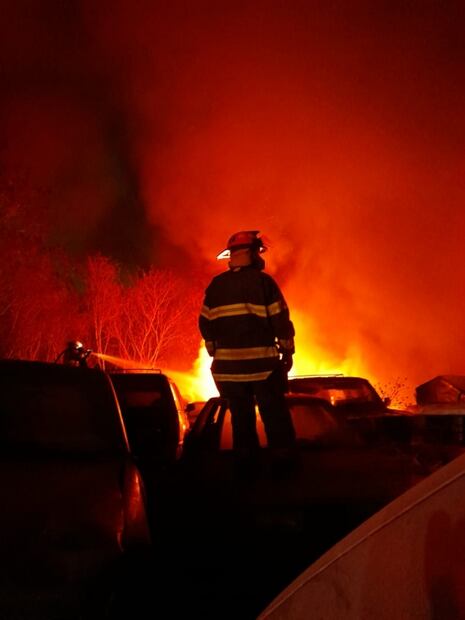Incendios en bodega de reciclaje y en corralón de autos son sofocados por bomberos en NL 