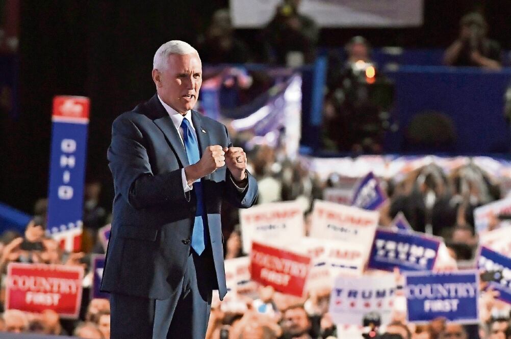 El gobernador de Indiana, Mike Pence, al aceptar anoche su nominación como candidato vicepresidencial republicano, en la convención del partido, en Cleveland (MARK J. TERRILL. AP)