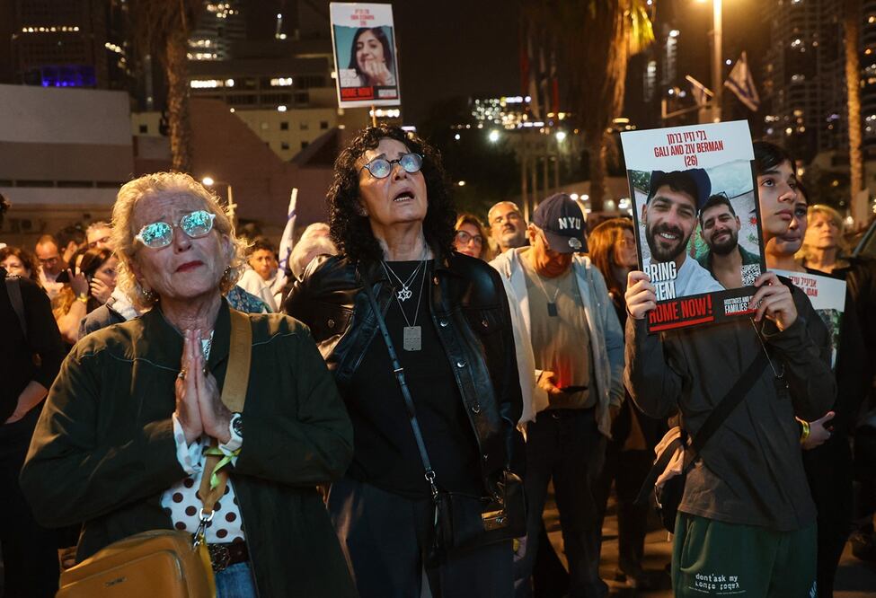 Los familiares de Gali y Ziv Berman, de 26 años, retenidos como rehenes en Gaza desde el ataque del 7 de octubre por militantes de Hamas en el sur de Israel, participan en una protesta pidiendo la liberación de los cautivos israelíes. Foto: AFP