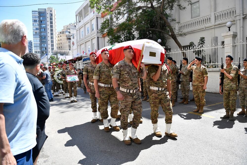 Soldados libaneses cargan en Beirut el féretro de un general muerto en un ataque israelí. FOTO: EFE