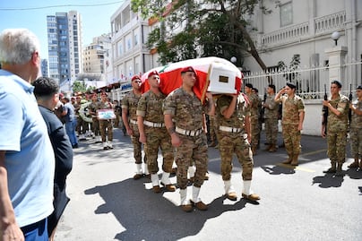 Israel ataca suburbios en Beirut pese a acuerdo de alto al fuego respaldado por EU; Teherán advierte represalias
