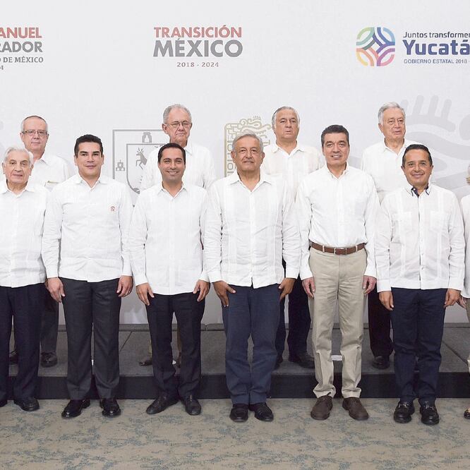 Andrés Manuel López Obrador (centro) sostuvo una reunión privada que se alargó por más de dos horas con los mandatarios estatales del sureste. En el encuentro les presentó un promocional del proyecto del Tren Maya. NOTIMEX