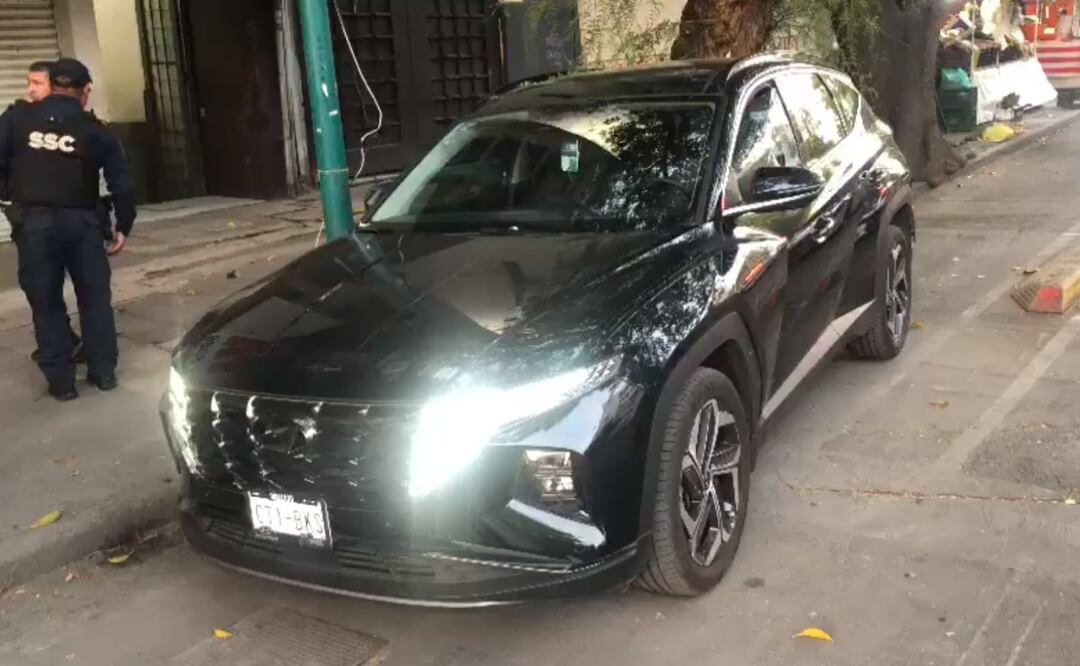 El automovilista emprendió la marcha del vehículo pero este se encontraba en reversa y se impactó contra un árbol en la esquina de la avenida Morelos y Enrico Martínez. EL UNIVERSAL