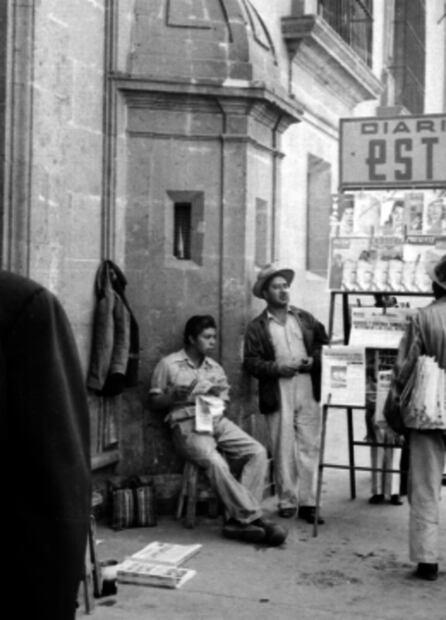 Cuando estudiantes quemaron miles de revistas pornográficas en el Zócalo para protestar contra la inmoralidad en 1955